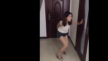 Desperate Chinese Girls Can’t Hold It Anymore