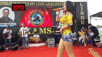 Sintya Riske’s Wild Stage Dance – Indonesian Beauty Moves With Raw Passion