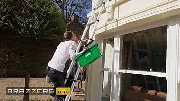 Hot Homeowner Kayla Wild Swaps Her Cash Tip For A Double Penetration From Two Window Washers