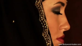 Seductive Indian Milf’s Alluring Dance And Provocative Body Display