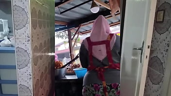 Voluptuous Indonesian Muslim Mommy