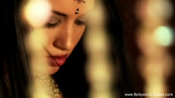 Sultry Indian Temptress Moves Her Hips