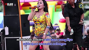 Two Hot Indonesian Singers Twerk Wildly On Stage Surrounded By Horny Men