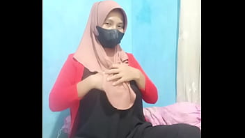 Indonesian Hijabi Girl Masturbates With Dildo Until Climax